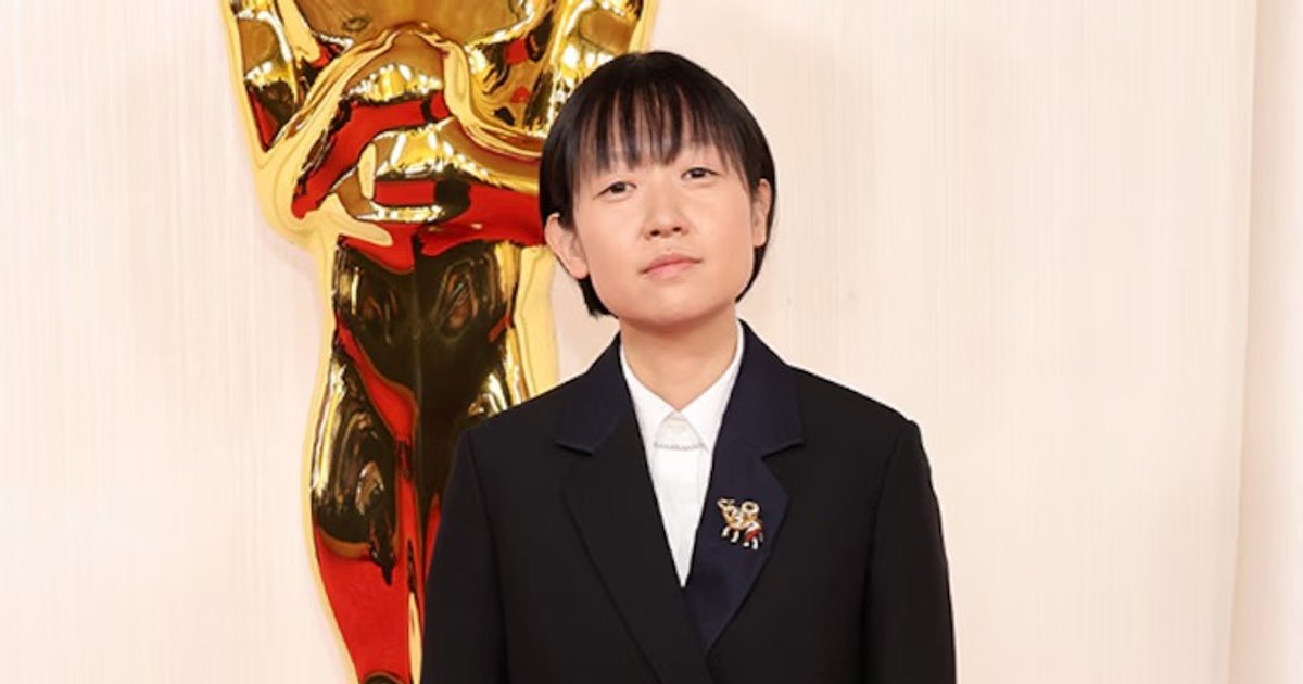 Celine Song, Directora nominada por 'PAST LIVES', en traje negro de Loewe. | Cinexcepción