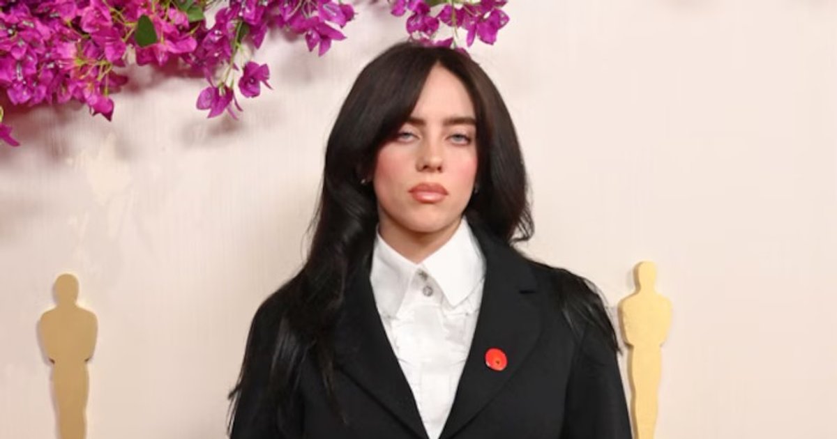Billie Eillish trägt einen schwarz-weiß karierten Rock mit einer schwarzen Jacke | Cinexcepción