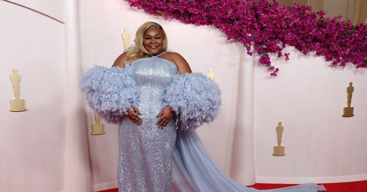 Da'Vine Joy Randolph dans une robe bleu clair à paillettes et plumes, avec une q | Cinexcepción