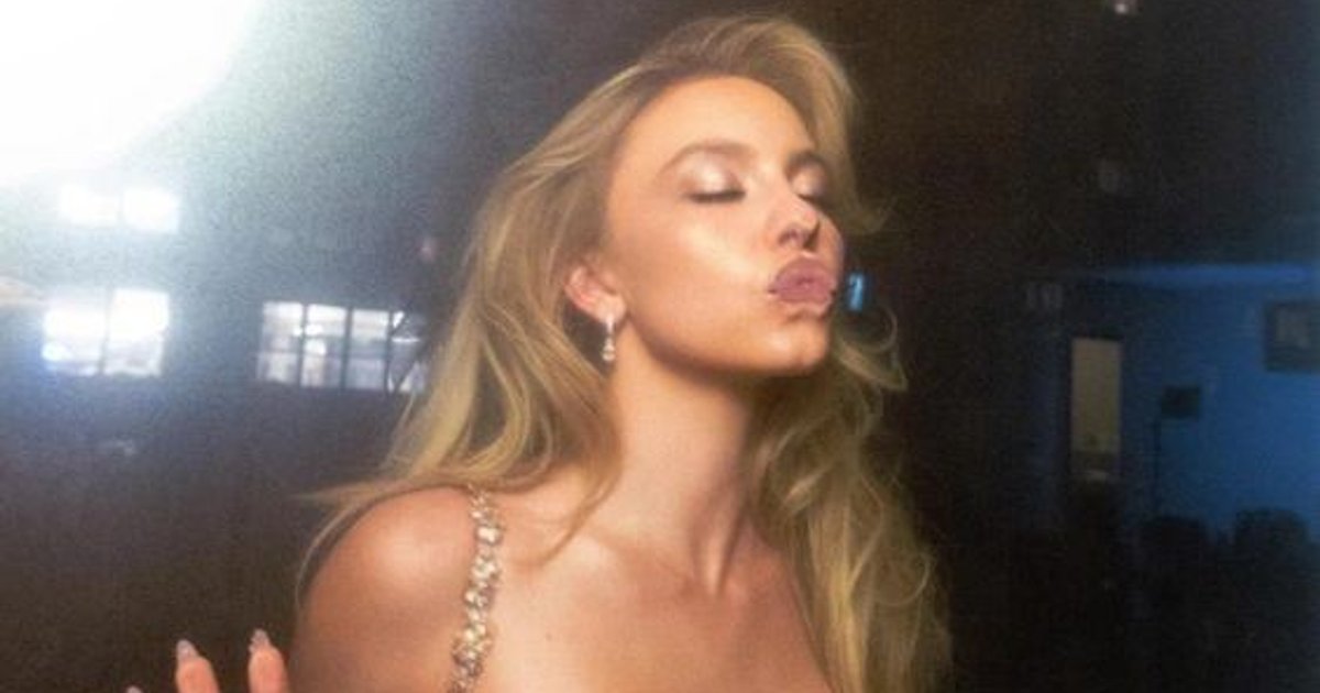 Sydney Sweeney dando um beijo em John Cena. | Cinexcepción