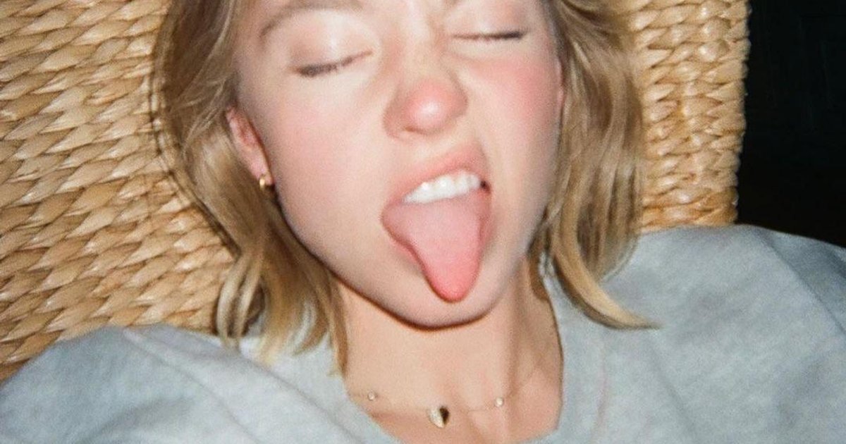 Sydney Sweeney porte un pull sur lequel est écrit 