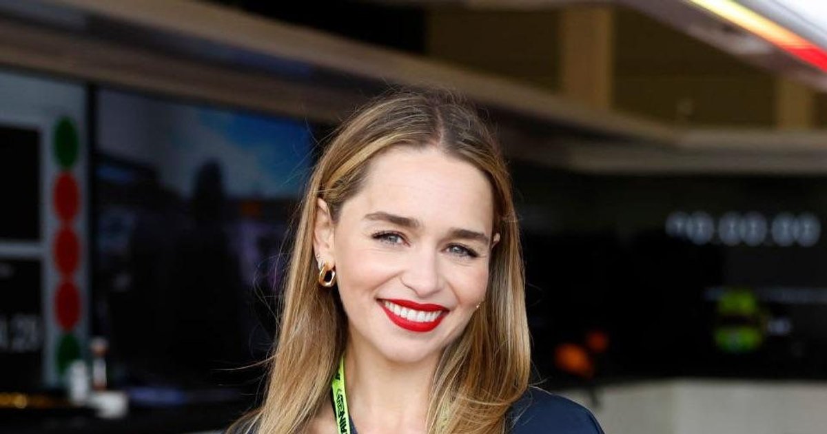 Emilia Clarke con el cinturón del pantalón hasta el pecho. Mi abuelito tamb | Cinexcepción
