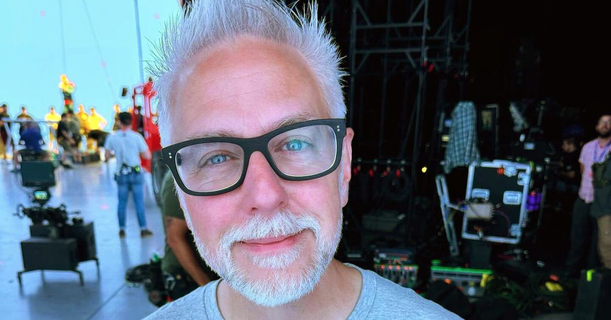 James Gunn présentant le nouveau logo DC est votre dieu. | Cinexcepción