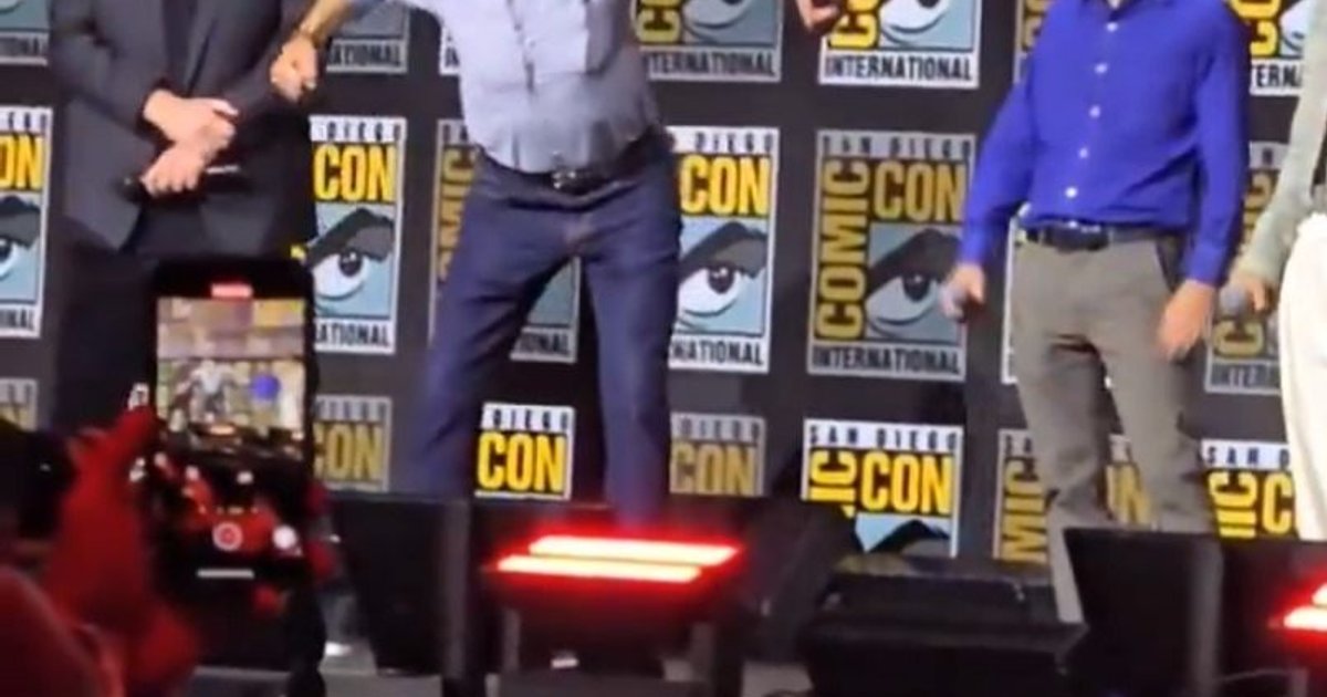 Harrison Ford from #SDCC demonstrating how he transforms into Red Hulk. | Cinexcepción