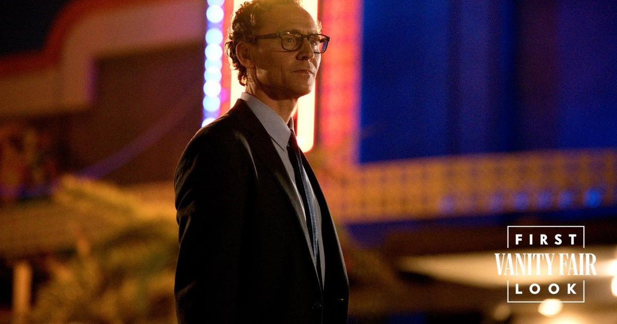 これは、スティーヴン・キングの小説「THE LIFE OF CHUCK」の映画化におけるトム・ヒドルストンの見た目です。これはマイク・フラナガンとNeの次のプロ | Cinexcepción