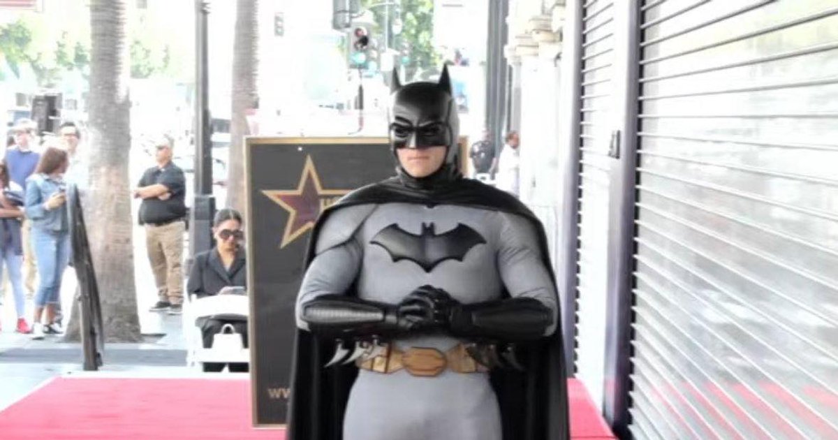 #BATMAN スターがハリウッド ウォーク オブ フェームでお披露目されました。そのまま、最初に彼を代表する俳優がいなかったので、彼らは機会を失った | Cinexcepción
