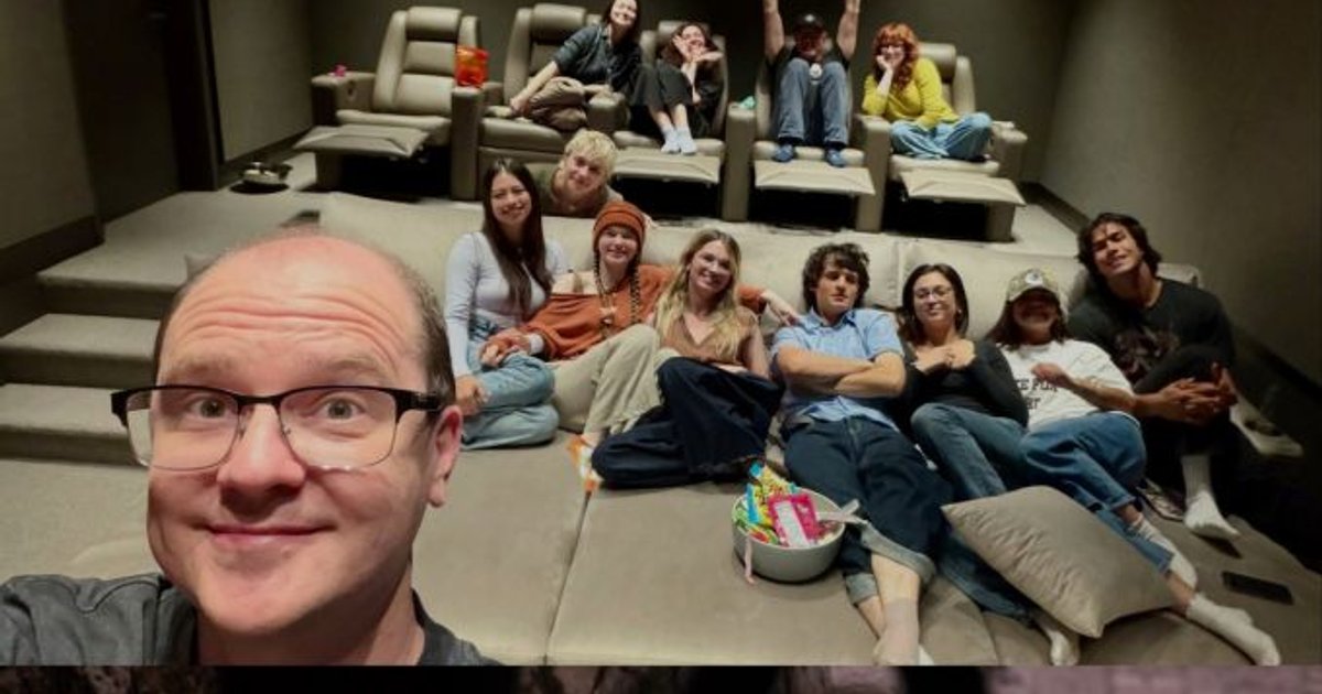 Mike Flanagan avec le casting de 